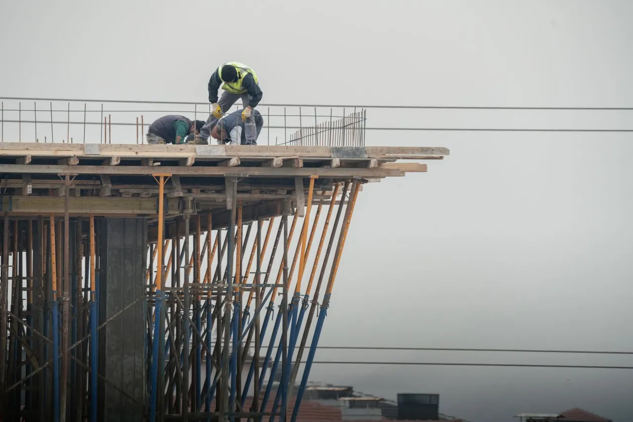 İnşaat işçileri çelik iskele üzerinde (temsilî görsel) / Construction workers on steel scaffolding (illustrative image)