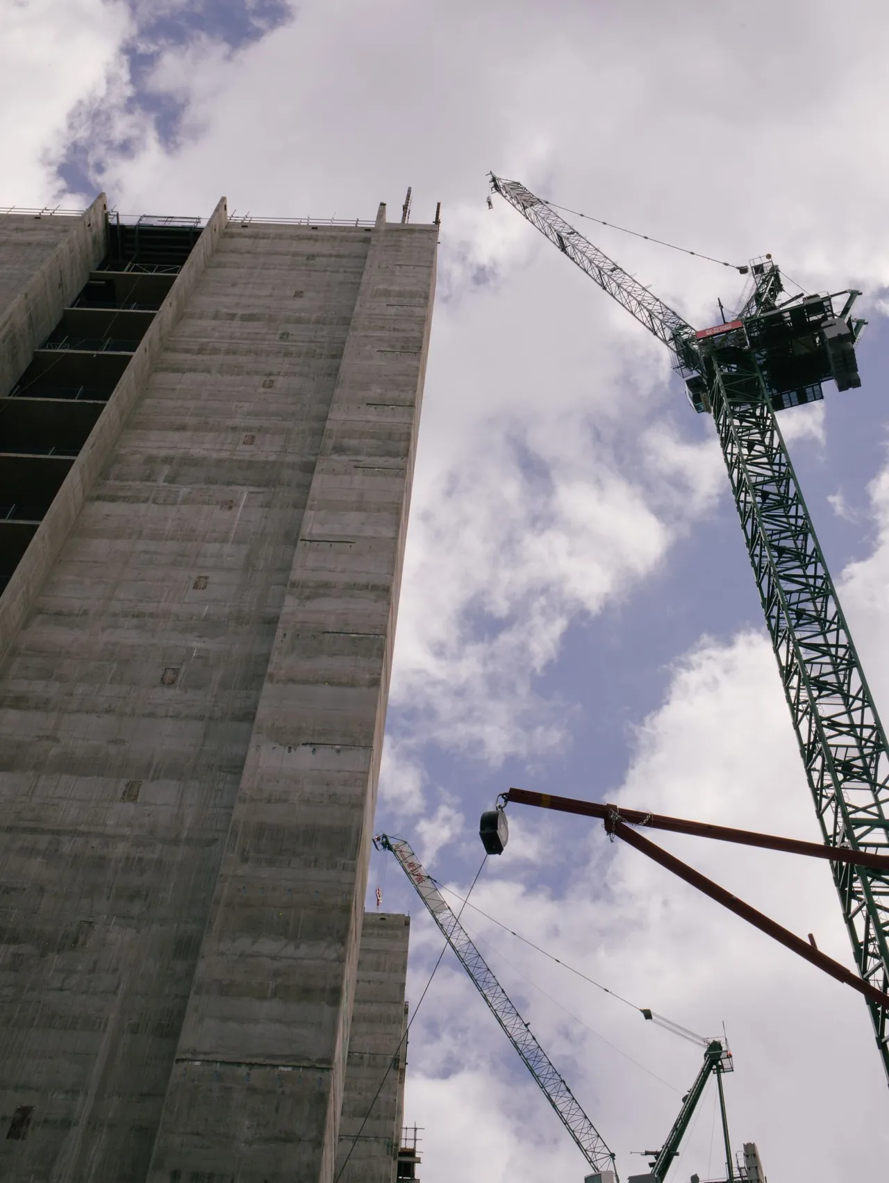 İnşaat vinci modern bina yanında (temsilî görsel) / Construction crane near modern building (illustrative image)